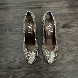 Agl Snakeskin-Print Round-Toe Pumps - Gray and Black